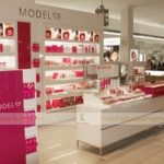 tu-trung-bay-shop-my-pham-dep