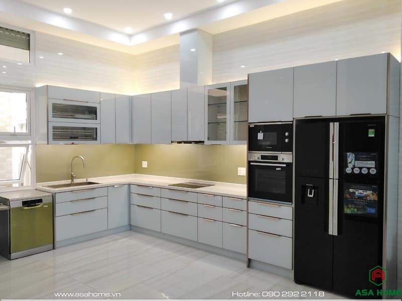 Tủ bếp nhôm kính cao cấp mang vẻ đẹp sang trọng, đậm chất phương Tây, giúp tỏa sáng cho góc bếp